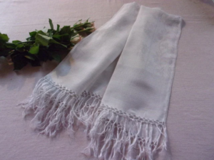 Grande serviette ancienne avec longues franges, chemin de table, rideau, tissu ancien