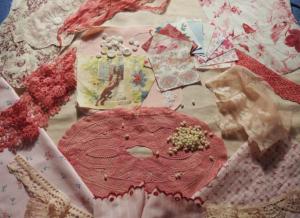 Lot de dentelles anciennes , tissus anciens pour scrapbooking, collages , créations , coloris rose