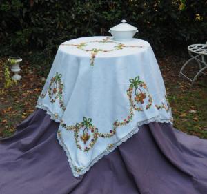 Jolie nappe ancienne , brodée main , fleurs au point de poste