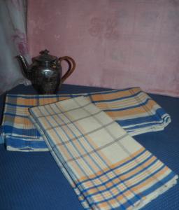 service de table ancien , campagne, jardin, nappe carrée + 4 serviettes