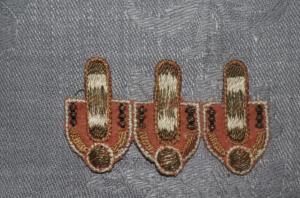3 petits motifs anciens , brodés main rehaussés de fil métallisé or