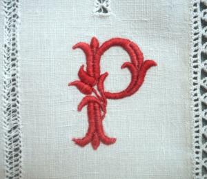 Joli monogramme ancien rouge " P "