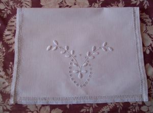 jolie pochette lingerie ancienne en lin , avec une belle broderie réalisée à la main avec un grand relief